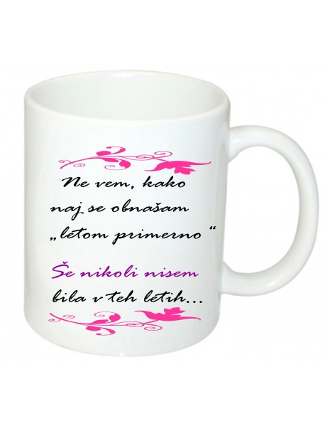 Skodelica letom primerno rože